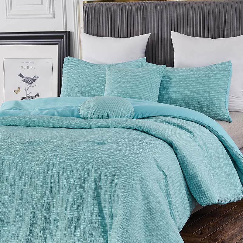 Top Seller  Stripes Seersucker 100% Polyester  Queen Size Bed Comforter For Winter